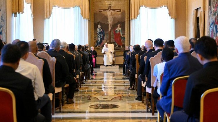 ORAÇÃO E UNIDADE. O PAPA:                                 “…sem oração não se faz nada…”                                          “…a unidade tem essa capacidade de evangelizar…”