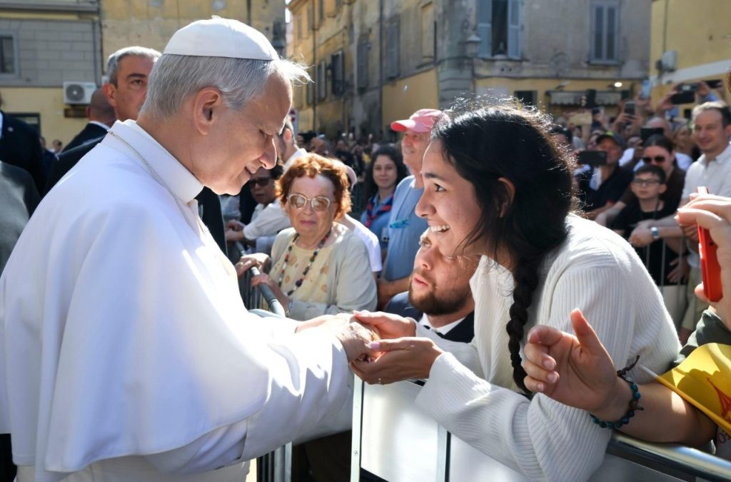 O atributo alt desta imagem está vazio. O nome do arquivo é papa_leao_angelus_20.jul_.2025_cumprimentos.jpeg